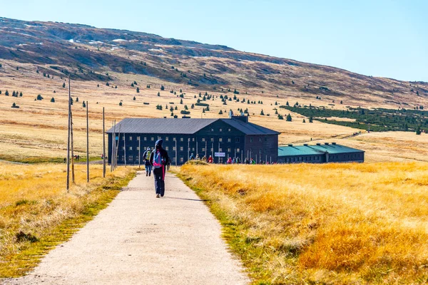 Turisti a Lucni Bouda nella soleggiata giornata autunnale nelle Montagne Giganti, Parco Nazionale di Krkonose, Repubblica Ceca — Foto Stock