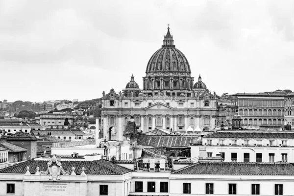 Vatican City with St. Peters Basilica. Panoramic skyline view from Castel SantAngelo, Rome, Italy — Stock Photo, Image