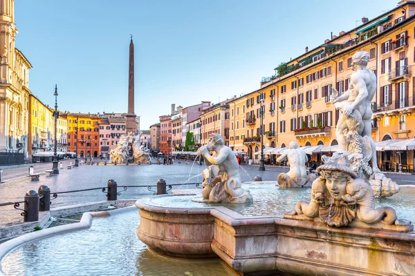 ROMA, ITALIA - 7 DE MAYO DE 2019: Mañana soleada en la Plaza Navona, Italia: Piazza Navona, el lugar más romántico de Roma, Italia — Foto de Stock