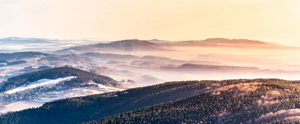 Hügelige Landschaft an sonnigen und nebligen Tagen. Wetterumschwung. Jested - Kozakov Ridge, Tschechische Republik — Stockfoto