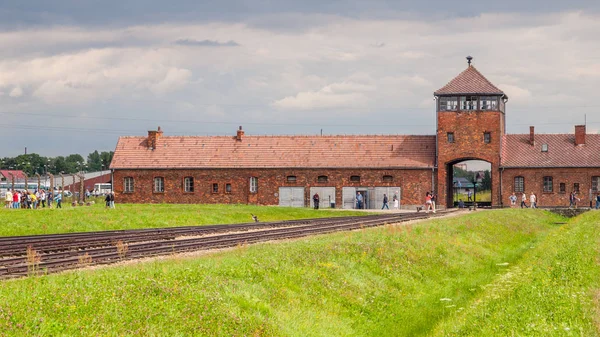 Oswiecim, Polsko - 17. srpna 2014: Hlavní brána do koncentračního tábora v Osvětimi-Brzezince, Osvětim-Birkenau, Polsko — Stock fotografie