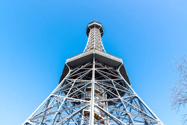 De Petrin toren. Gedetailleerd uitzicht op zonnige dag met blauwe lucht achtergrond. Praag, Tsjechische Republiek — Stockfoto