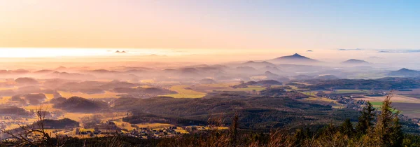 Kopcovitá krajina za slunečného a zamlženého dne. Inverze počasí. Středočeská vrchovina, Čeština: České stredohori, Česká republika — Stock fotografie