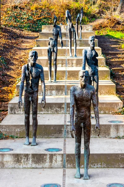 PRAGA, REPUBBLICA CECA - 2 FEBBRAIO 2020: Memoriale delle vittime del comunismo a Praga. Creato dallo scultore ceco Olbram Zoubek. Serie di statue commemorative delle vittime del comunismo situate sotto — Foto Stock