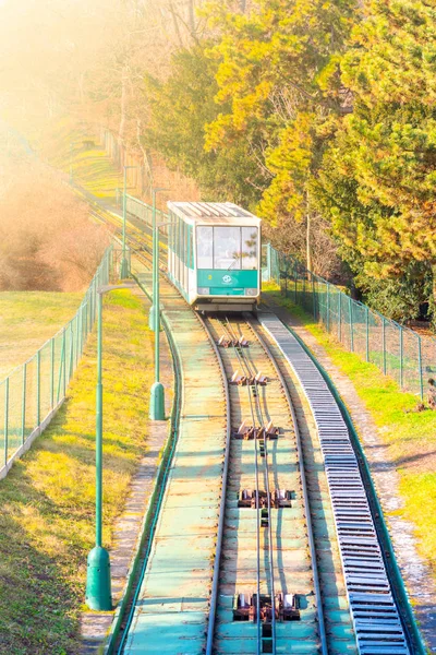 Prag, Tjeckien - 2 februari 2020: Funicular Railway till Petrin Hill. Ledde från Ujezd till Petrin. Prag, Tjeckien — Stockfoto