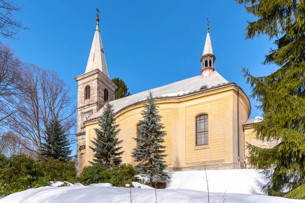 Igreja de São Pedro e Paulo em Tanvald no dia ensolarado de inverno, República Tcheca — Fotografia de Stock