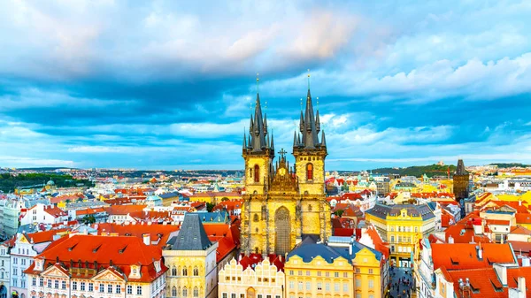 Luftaufnahme der Frauenkirche vor dem Rathaus am Altstadtplatz, Prag, Tschechische Republik — Stockfoto