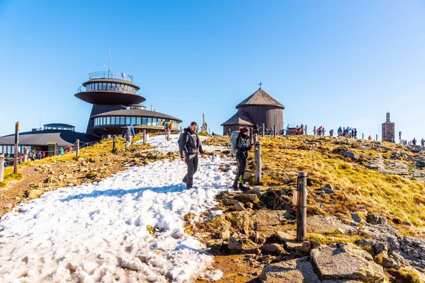 Sněžka, Krkonoše - 12. října 2019: Polská chata na vrcholu Sněžky nebo Sněžky, Krkonoše, Česká republika a Polsko — Stock fotografie