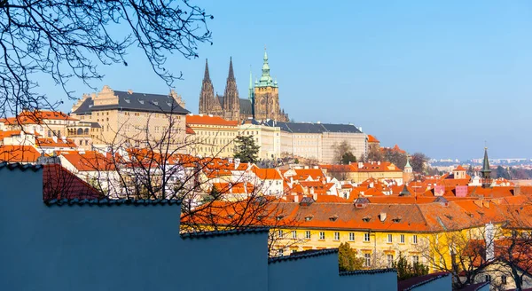 プラハ城,チェコ:プラズスキー・フラッド、聖ヴィート大聖堂、フラドカニツァ、プラハ、チェコ共和国. — ストック写真