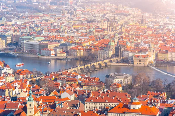 チェコのカレル橋:カルルヴはプラハのヴルタヴァ川の上にあります。チェコ共和国プラハのペトリンタワーからの空中ビュー — ストック写真