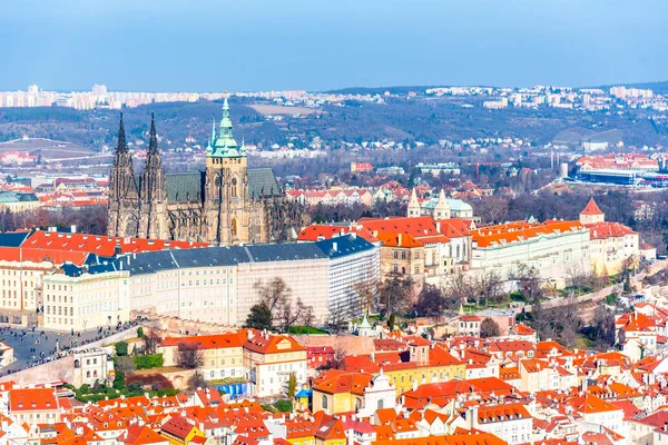 체코 프라하 성의 공중 사진 : prazsky hrad, with Saint Vitus Cathedral. 판트린 망루에서 바라본 파노라마 모양의 전경. 체코 공화국의 프라하 — 스톡 사진