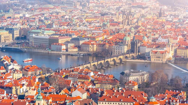 Pont Charles, tchèque : Karluv le plus, au-dessus de la rivière Vltava à Prague. Vue aérienne depuis la tour Petrin, Prague, République tchèque — Photo