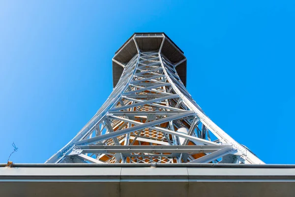 Torre Petrin. Vista detalhada no dia ensolarado com fundo azul do céu. Praga, República Checa — Fotografia de Stock