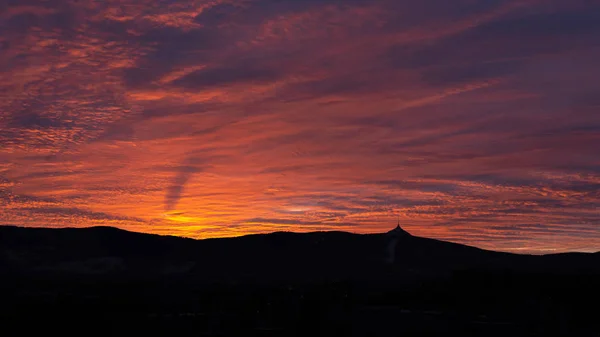 Silhuett av Jested berg vid solnedgången tid med vackert upplyst natthimmel, Liberec, Tjeckien — Stockfoto