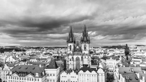 Luftaufnahme der Frauenkirche vor dem Rathaus am Altstadtplatz, Prag, Tschechische Republik — Stockfoto