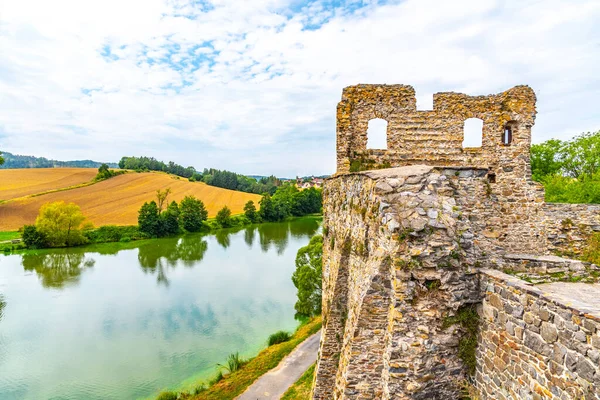Zřícenina hradu Borotin s romantickým rybníkem, Borotin, Jižní Čechy — Stock fotografie
