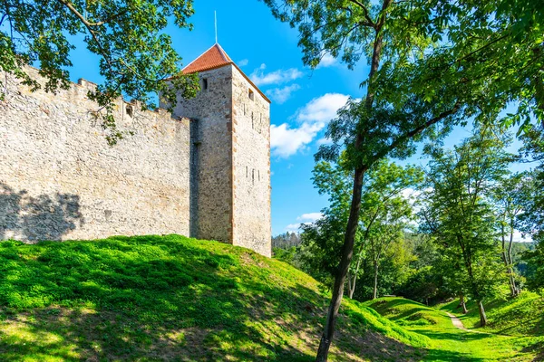 Parede de fortificação do castelo medieval de Veveri perto de Brno, Morávia do Sul, República Checa — Fotografia de Stock