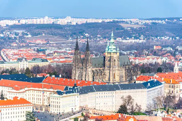 Vista aérea do Castelo de Praga, Tcheco: Hrad Prazsky, com Catedral de São Vito. Vista panorâmica da torre de vigia Petrin. Praga, República Checa — Fotografia de Stock