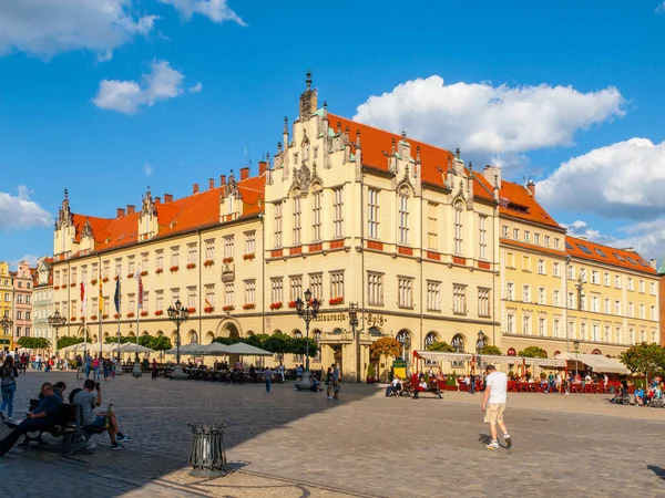 WROCLAW, POLOGNE - 28 AOÛT 2014 : Maisons colorées sur la place principale à Wroclaw, Pologne — Photo