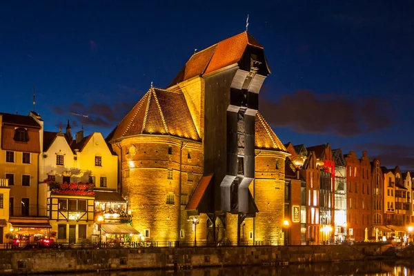 Gdansk Old Town and famous crane on River Motlawa embankment by night, Poland — 스톡 사진