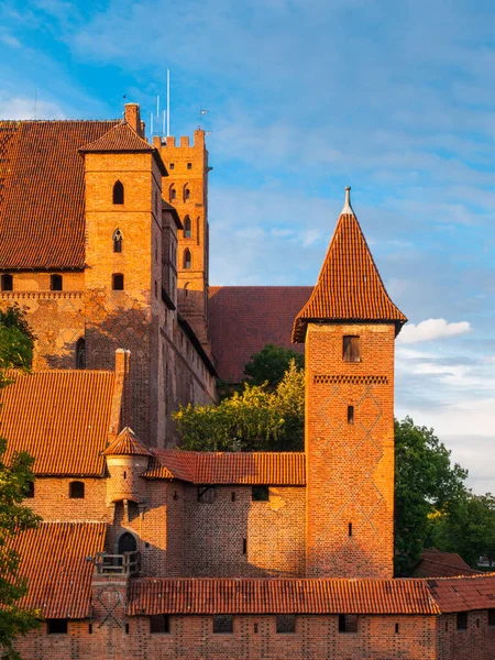 Fortification walls and guard towers of Teutonic Castle in Malbork, Poland — Stock Photo, Image