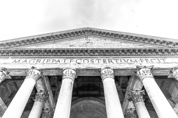 Panteão romano - visão inferior frontal detalhada da entrada com colunas e tímpano. Roma, Itália — Fotografia de Stock