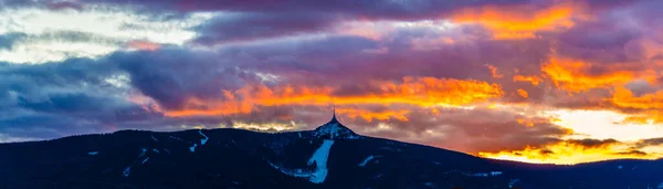 Silhouette des Ještěd-Gebirges bei Sonnenuntergang, Liberec, Tschechien — Stockfoto