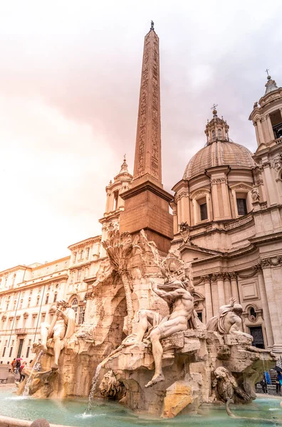 四河之泉，意大利语Fontana dei Quattro Fiumi，背景为方尖碑和圣艾格尼斯教堂。Piazza Navona square, Rome, Italy — 图库照片