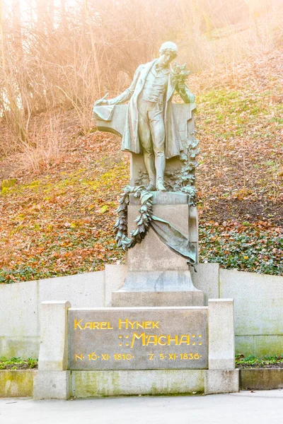 PRAGUE, RÉPUBLIQUE TCHÈQUE - 08 FÉVRIER 2020 : Monument de Karel Hynek Macha, poète tchèque. Petrin Hill, Prague, République tchèque . — Photo