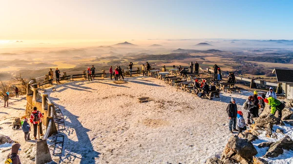 LIBEREC, CZECH REPUBLIC - JANUARY 2, 2020: Lookout terrace at Jested Mountain Hotel. Сонячний зимовий день дивиться на туристів і туманний краєвид. Liberec, Czech Republic — стокове фото