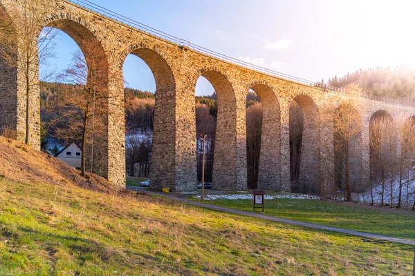 Viaducto de Novina - viejo puente ferroviario de piedra cerca de Krystofovo Udoli, República Checa —  Fotos de Stock