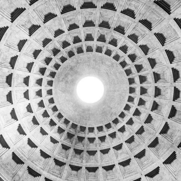 ROMA, ITÁLIA - MAIO 05, 2019: teto monumental de Panteão - igreja e antigo templo romano, Roma, Itália — Fotografia de Stock