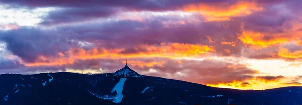 Silhueta da montanha jested na hora do por do sol, Liberec, República Checa — Fotografia de Stock