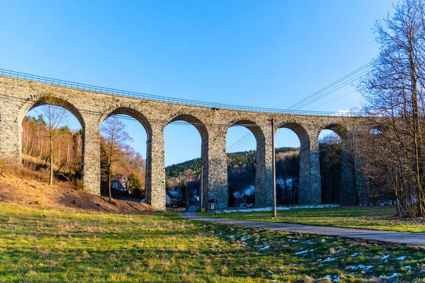 Viaducto de Novina - viejo puente ferroviario de piedra cerca de Krystofovo Udoli, República Checa —  Fotos de Stock