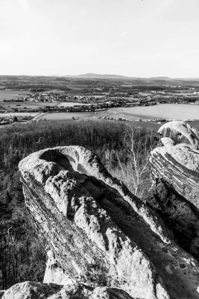 Punto di vista sulla cima della formazione rocciosa di arenaria a Prihrazy Rocks, Bohemian Paradise, Repubblica Ceca — Foto Stock