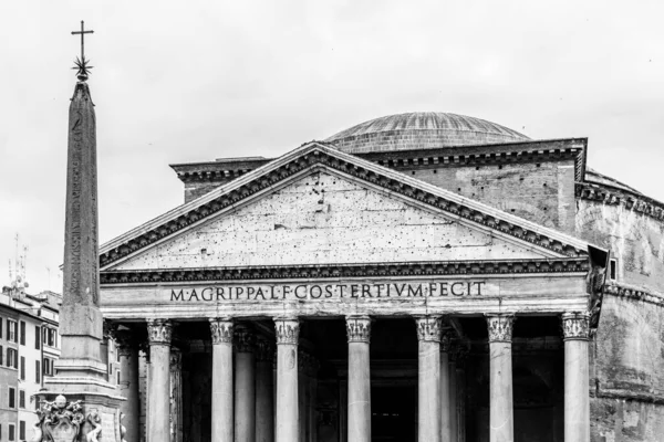 Pantheon i Rom, Italien. Framifrån på portik med klassiska kolumner — Stockfoto