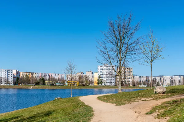 Житловий будинок у водосховищі Мсено. Квартири квартир біля води. Jablonec nad Nisou, Чеська Республіка — стокове фото