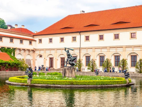 Piscina con isoletta e statua nel giardino barocco del palazzo Wallenstein, Wallenstein Riding Hall sullo sfondo, Praga, Repubblica Ceca — Foto Stock