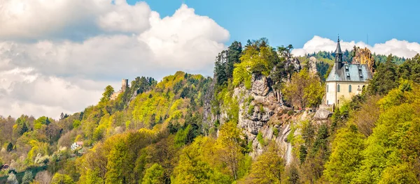 Руїни Врановського замку з маленькою кам'яною каплицею, що називається Пантеон, в Мала Скала в сонячний літній день з блакитним небом і буйними зеленими деревами, Чеський рай, також Чеський Рай, Чеська Республіка. — стокове фото