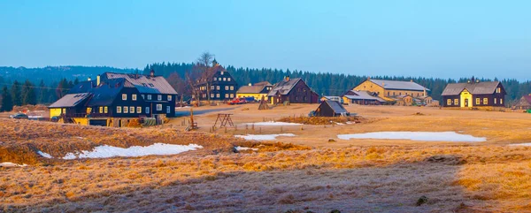 Wiosenny wschód słońca w wsi Jizerka z resztą śniegu, Góry Izerskie, Czechy — Zdjęcie stockowe