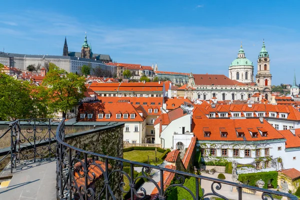 プラハ城と聖ニコラス教会はプラハの小町にあります。Vrtba Gardenからの晴れた春の日の景色。チェコ共和国プラハ — ストック写真