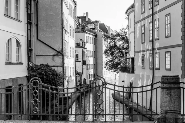 Certovka - wąski kanał pod Mostem Charlse w Małym Mieście, Praga, Czechy — Zdjęcie stockowe