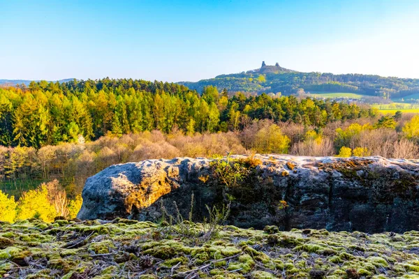 Trosky kalesi harabeleri. Tepedeki eski ortaçağ şatosunun iki kulesi. Bohemya Cenneti manzarası, Çek: Cesky raj, Çek Cumhuriyeti — Stok fotoğraf