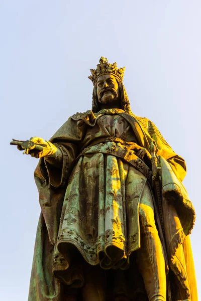 Standbeeld van Karel IV aan de Karelsbrug, oude binnenstad van Praag, Tsjechië — Stockfoto