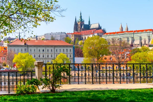 プラハ城の風景、チェコ:プラザスキー・フラッド、晴れた春の日にヴルタヴァ川堤防から、プラハ、チェコ共和国 — ストック写真