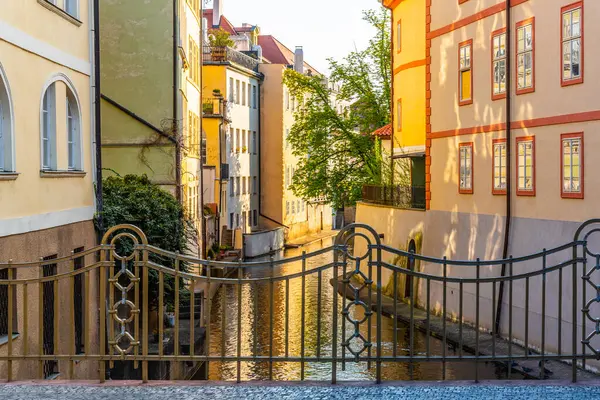 Certovka - canal estreito sob Charlse Bridge em Lesser Town, Praga, República Checa — Fotografia de Stock