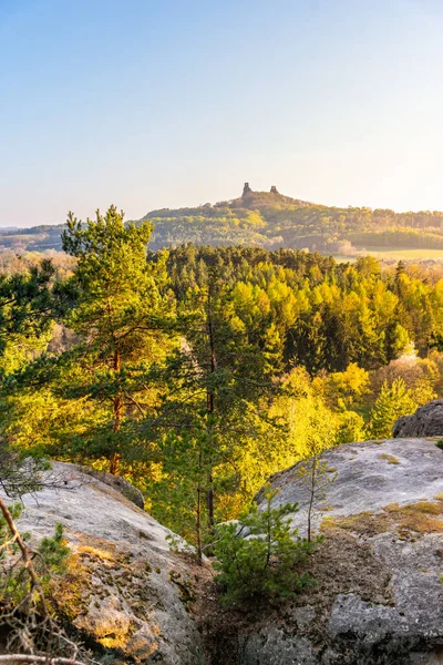 Trosky slottsruiner. Två torn av gamla medeltida slott på kullen. Landskap i Böhmiska paradiset, Tjeckien: Cesky raj, Tjeckien — Stockfoto