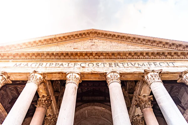 Roman Pantheon - detaljerad främre nedre vy av ingången med pelare och trumhinna. Rom, Italien — Stockfoto