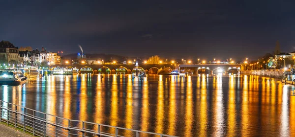 Baldwin bridge, deutsch: balduinbrücke. mittelalterliche Steinbrücke in Koblenz bei Nacht, Deutschland — Stockfoto