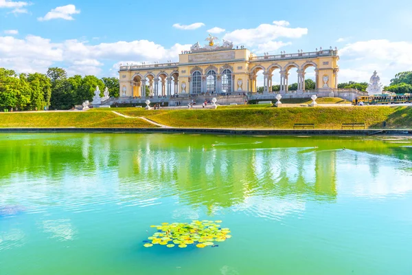 Wenen, Oostenrijk-23 juli 2019: de Gloriette in Schönbrunn Paleistuinen, Wenen, Oostenrijk. Vooraanzicht en water reflectie — Stockfoto